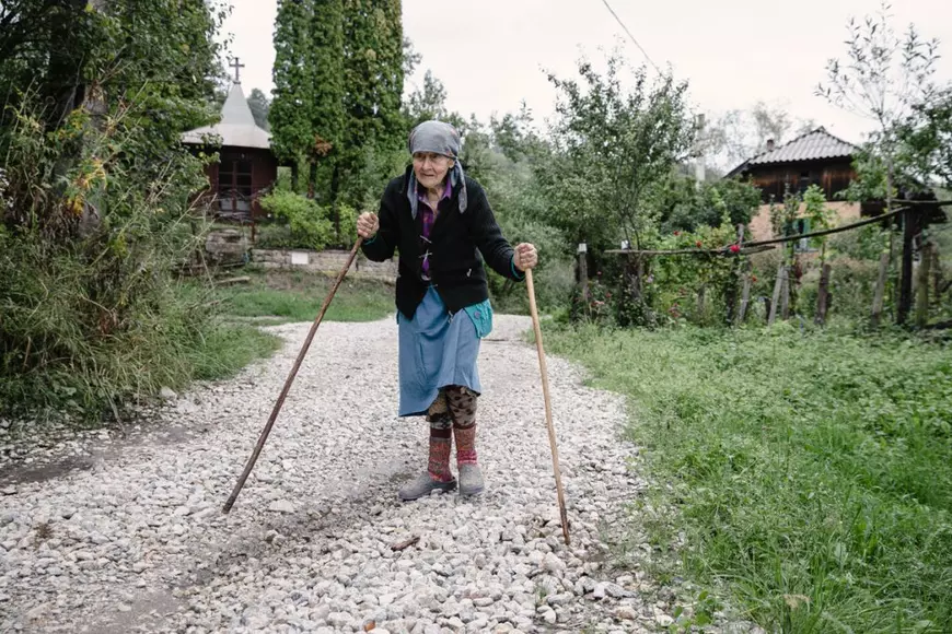 REPORTAJ. Viața celor 10 locuitori rămași în satul în care Gigi Becali a făcut o mănăstire și are planuri pentru alta: „Domnul ăsta a venit la poartă, m-a întrebat câţi ani am, apoi s-a dus şi mi-a adus o găleată de apă”