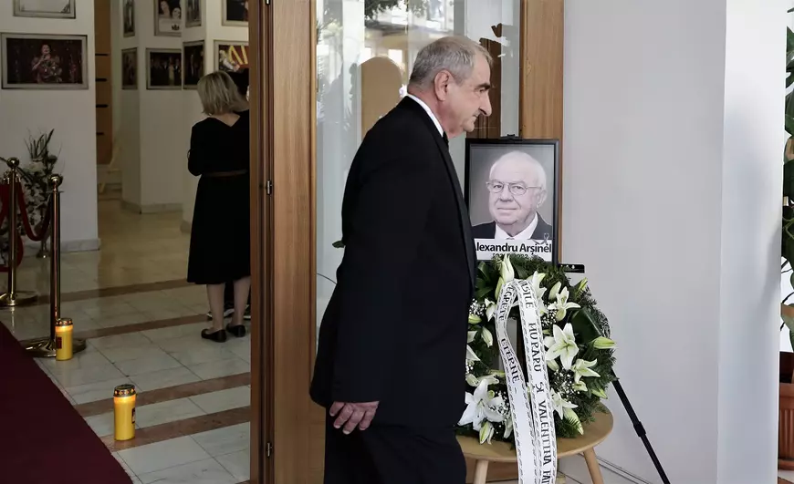 Sicriul Cu Trupul Neînsuflețit Al Lui Alexandru Arșinel, Depus La ...