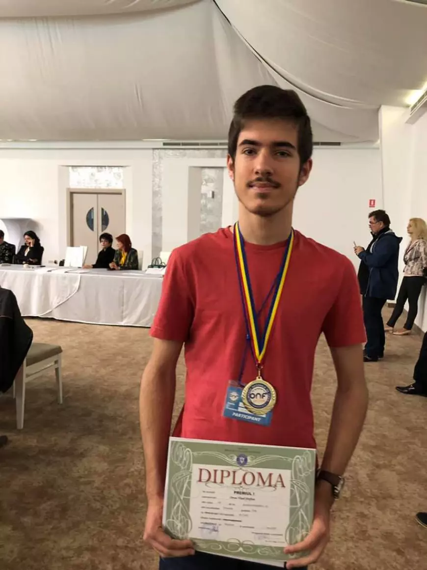 Elevul român de trei ori olimpic internațional într-o singură vară. „Mi s-a întâmplat chiar să încep să plâng în momentele de evrica”