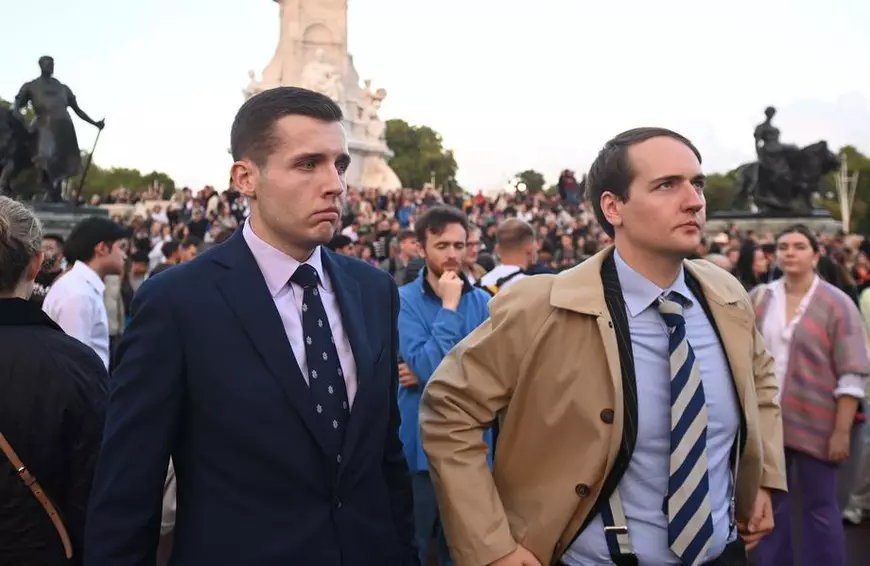 O națiune în doliu. Britanicii își plâng suverana și îi ridică altare de flori: „A fost o parte din ceea ce face ca această țară să fie ceea ce este”