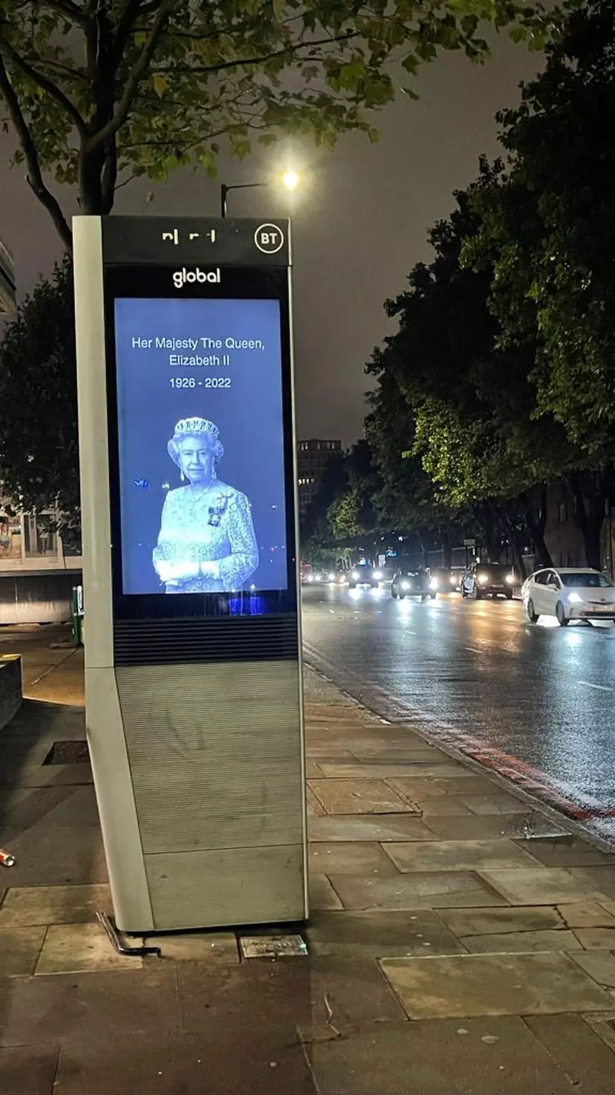 Corespondență Libertatea de la Palatul Buckingham. Oamenii care au imigrat în Anglia aduc flori și bilete pe care scriu: „Îți mulțumesc că m-ai primit în regatul tău”