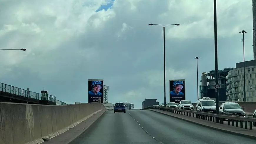 Corespondență Libertatea de la Palatul Buckingham. Oamenii care au imigrat în Anglia aduc flori și bilete pe care scriu: „Îți mulțumesc că m-ai primit în regatul tău”