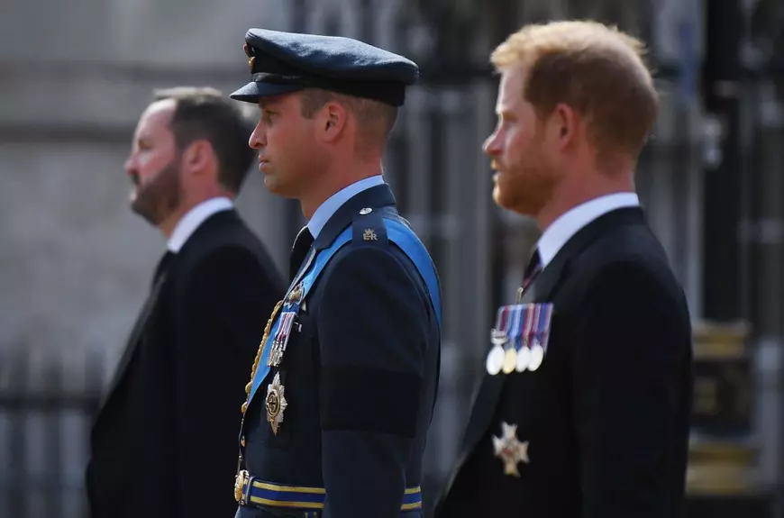 Regele Charles al III-lea, în vizită la britanicii care așteaptă ore în șir să-i aducă un omagiu reginei | VIDEO