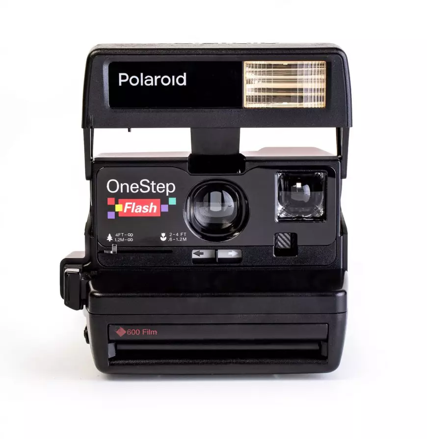 Mărci celebre care au dispărut - Imagine cu o cameră Polaroid