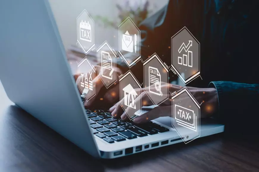 Ce este Giseul.ro - Om de afaceri care utilizează un computer pentru a completa online formularul de declarare a impozitului pe venitul persoanelor fizice.