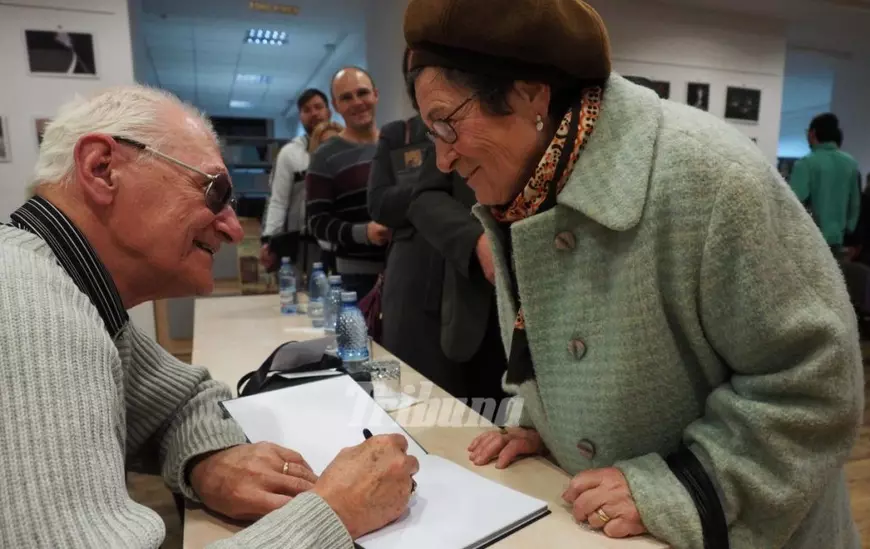 Fotograful Sibiului a murit după 60 de ani de presă: „Eu nu sunt un paparazzi. Dacă merg la plimbare pe o stradă și e o poartă de fier, iese un cap de floare, eu mă opresc și fac poze”