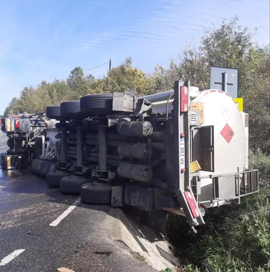 O autocisternă încărcată cu motorină s-a răsturnat în apropiere de Huși. Combustibilul se scurge pe carosabil, traficul este restricționat