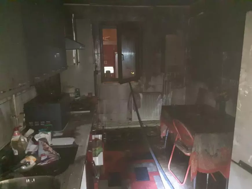 Un apartament a fost incendiat noaptea trecută în Bârlad. Focul, pus intenționat de hoții care au spart imobilul