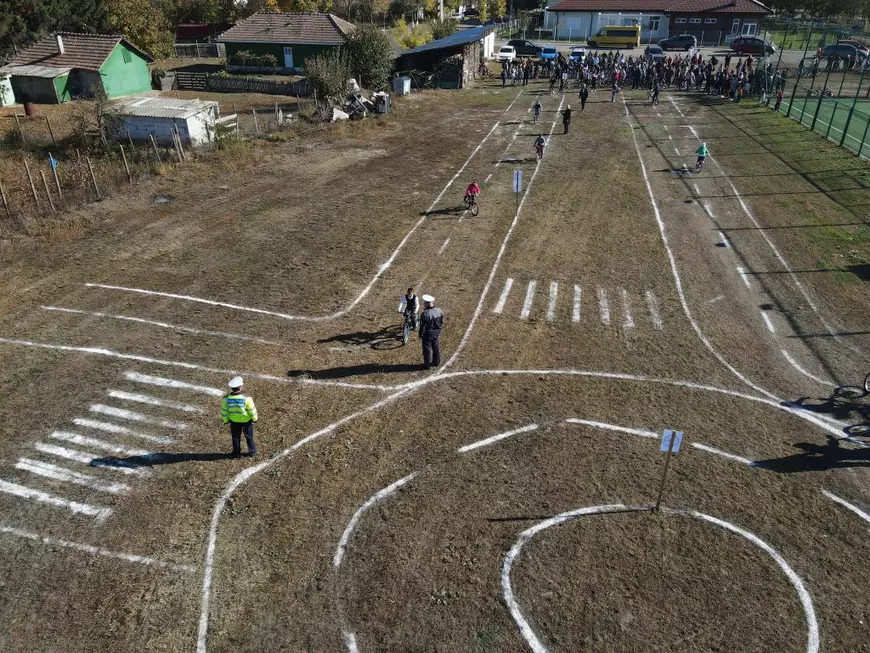 FOTO Un primar din Vaslui a cumpărat cu fonduri europene biciclete pentru toți elevii din sat