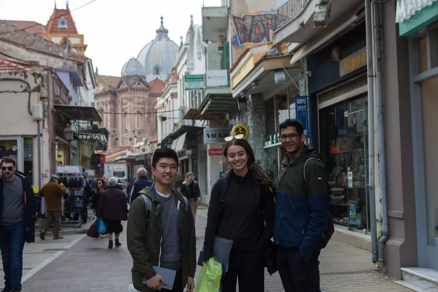 Regizorul român care și-a dus studenții din Los Angeles, „de la soare și latte”, în cea mai mare tabără de refugiați din Europa. „S-au maturizat mai rapid”