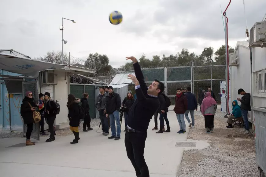 Regizorul român care și-a dus studenții din Los Angeles, „de la soare și latte”, în cea mai mare tabără de refugiați din Europa. „S-au maturizat mai rapid”