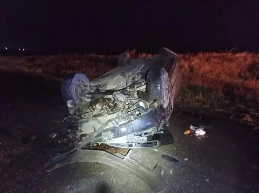 Un tânăr de 18 ani a murit, iar prietena acestuia, în vârstă de 17 ani, este în stare critică în urma unui grav accident rutier produs în apropiere de Bârlad. Șoferul  nu avea permis