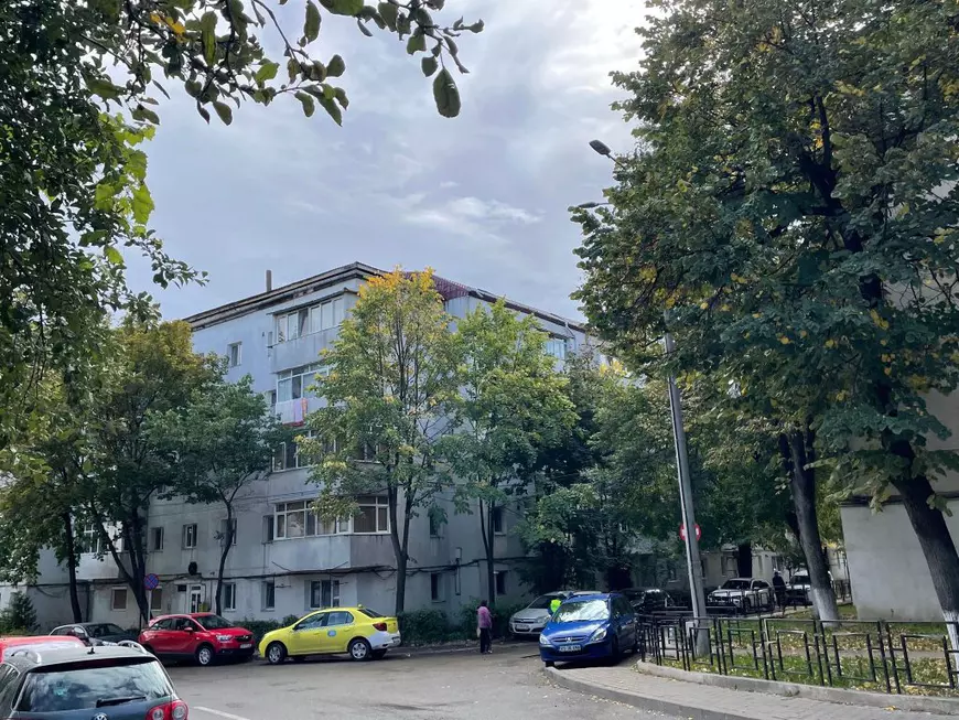 Cum au ajuns șase eleve să locuiască în podul unui bloc din Vaslui. Camere construite fără autorizație și închiriate clandestin