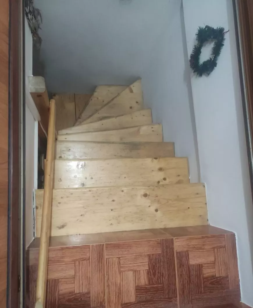 Cum au ajuns șase eleve să locuiască în podul unui bloc din Vaslui. Camere construite fără autorizație și închiriate clandestin