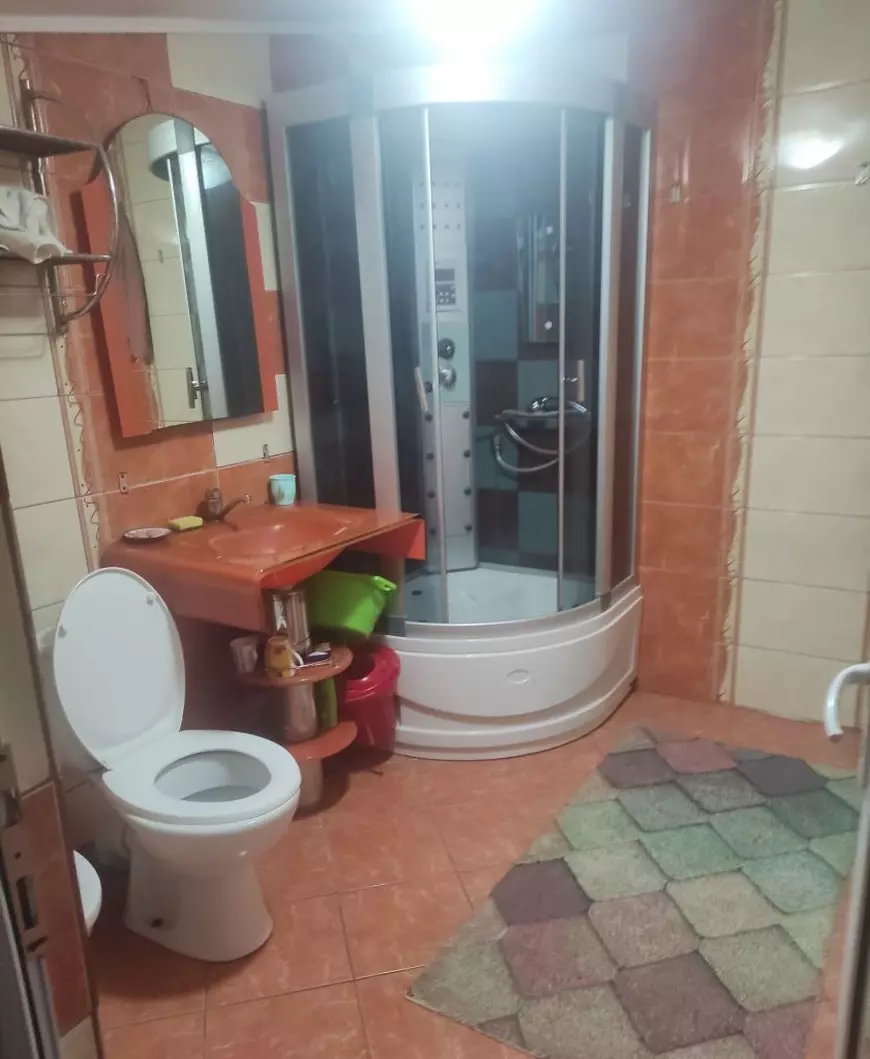 Cum au ajuns șase eleve să locuiască în podul unui bloc din Vaslui. Camere construite fără autorizație și închiriate clandestin