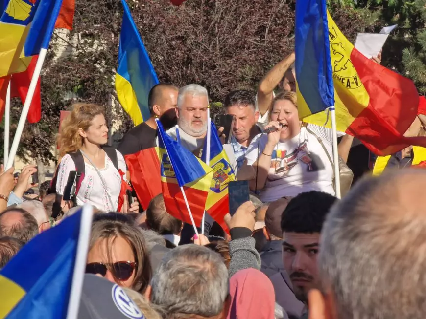 O parte din susținătorii AUR au plecat mai devreme de la protestul din Piața Victoriei. Ce i-au reproșat lui George Simion: „Aici a greșit”