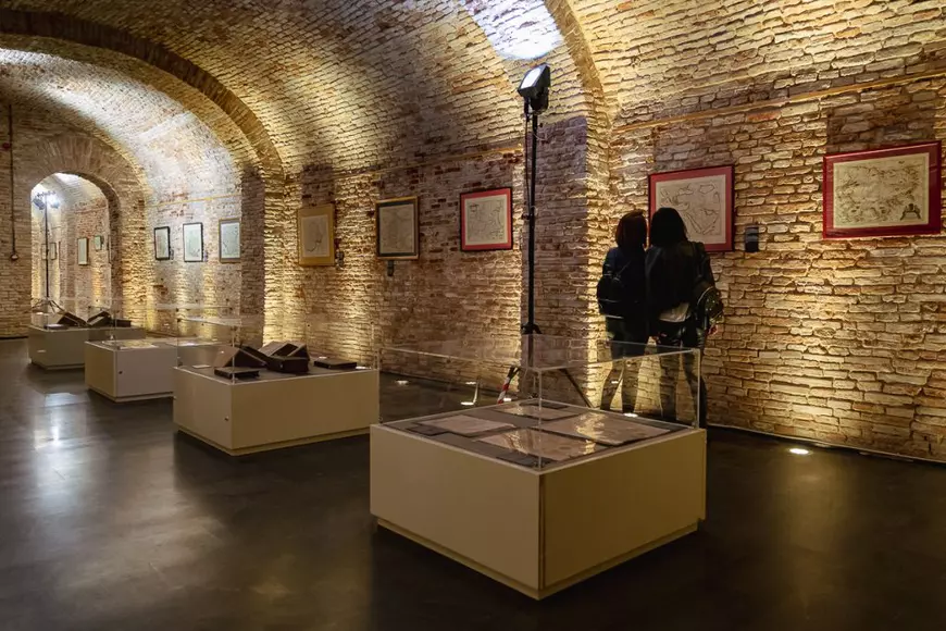 O expoziție care vă ajută să faceți diferența între naționalismul bățos și patriotismul temeinic