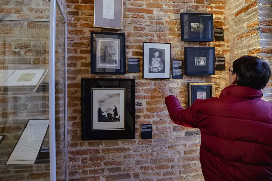 O expoziție care vă ajută să faceți diferența între naționalismul bățos și patriotismul temeinic