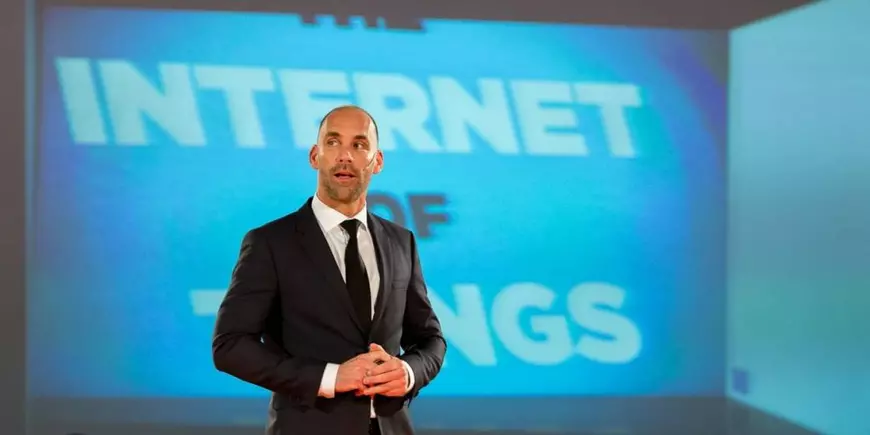 Cum vede viitorul olandezul care și-a implantat două cipuri în mână: de la „roșii culese de roboți” la ședințe în realitatea virtuală