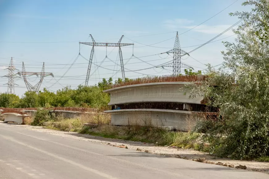 Grinzile pentru podul către A2 lăsate pe câmp de compania primarului Negoiță, pregătite să fie montate: Mortar prin crăpături și rugină scoasă cu peria de sârmă