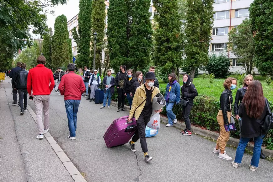 Un student cheltuie cât un salariu minim pe economie pe cazare și masă în marile centre universitare. Clujul, mai scump ca Bucureștiul