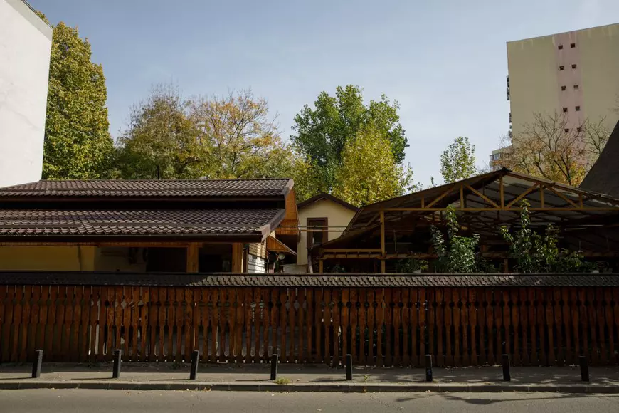 De 6 ani, un cetățean se luptă cu biserica și autoritățile pentru eliminarea unei capele ridicate ilegal pe spațiul verde: „M-am îmbolnăvit, m-am mutat din țară, dar nu renunț”