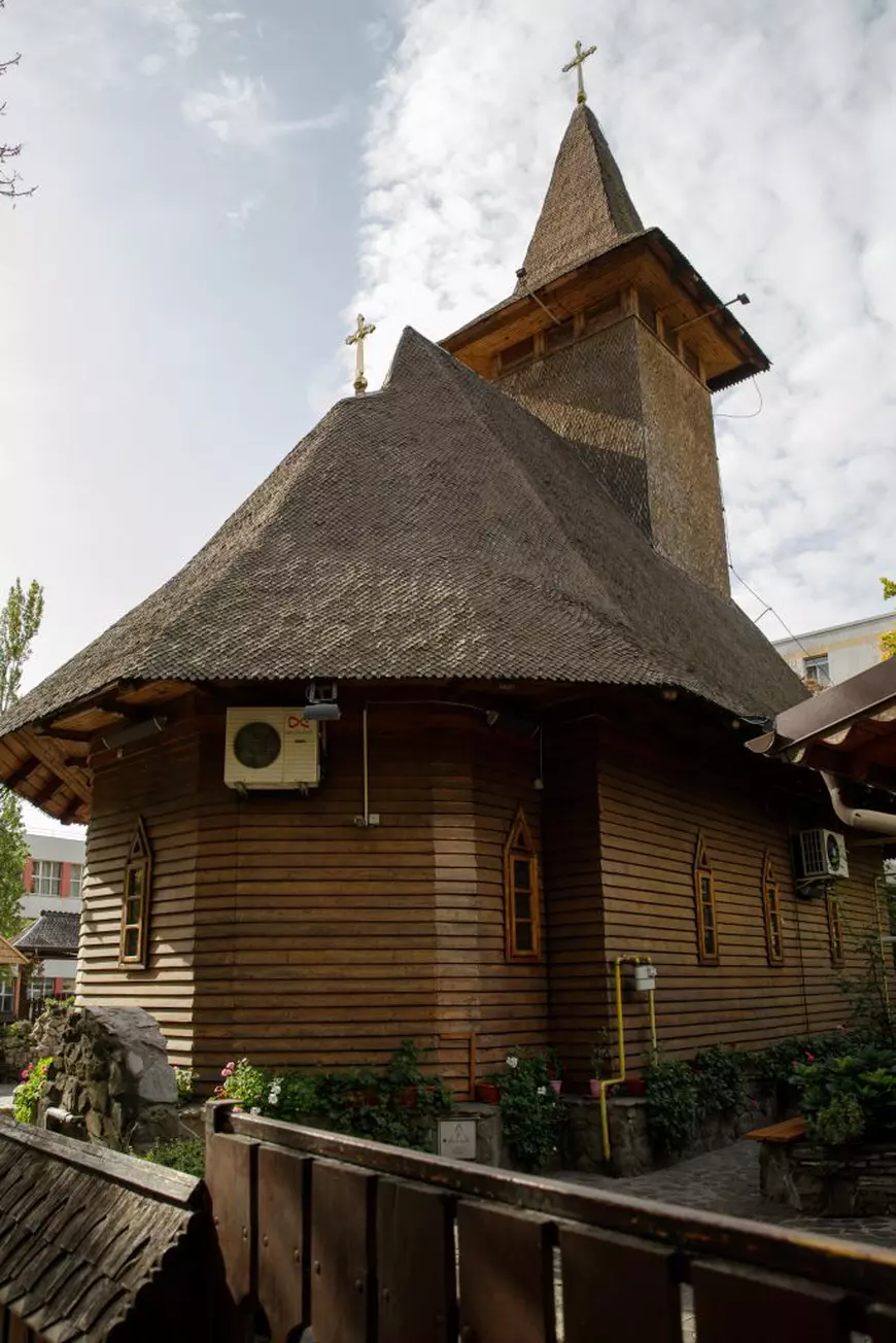 De 6 ani, un cetățean se luptă cu biserica și autoritățile pentru eliminarea unei capele ridicate ilegal pe spațiul verde: „M-am îmbolnăvit, m-am mutat din țară, dar nu renunț”