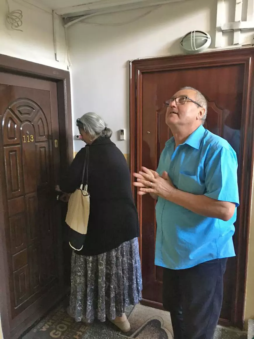 Familia evacuată din Prelungirea Ghencea, fără despăgubiri, a primit o locuinţă de la Primăria Sectorului 6. Cei doi pensionari se treziseră cu buldozerele la poartă