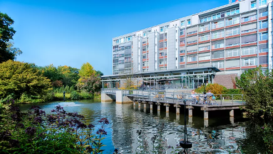 Bărbat deghizat în medic a agresat sexual pacienții unei clinici din Germania. Poliția i-a difuzat portretul-robot