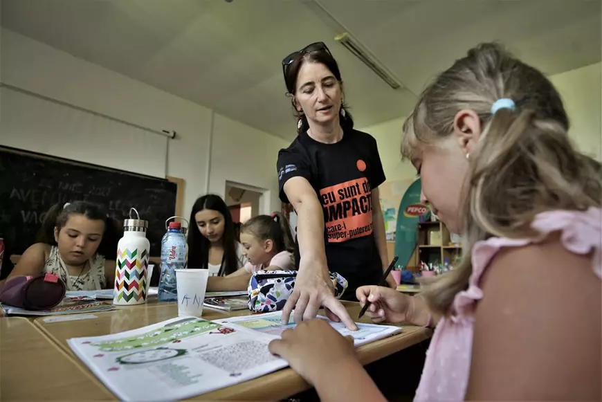 Învățătoare din Dâmbovița, despre mitul celor patru ore de muncă pe zi: „Cine vine doar de asta pleacă foarte repede din învățământ”