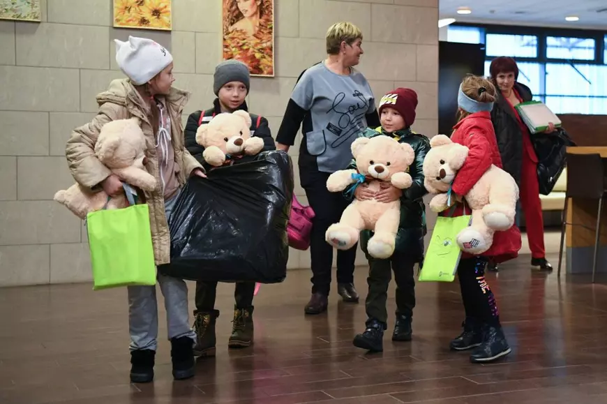 Copiii războiului: duși cu forța în Rusia, pentru a deveni „cetățeni ruși”, în timp ce unii sunt căutați de rude. „Nu luăm ceea ce nu e al nostru”, spune o rusoaică