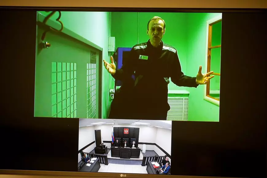 „Faceți ceva pentru a salva țara de acești nebuni care distrug tot”. Opozantul rus Navalnîi le-a cerut judecătorilor să nu fie complici „la crimele lui Putin”