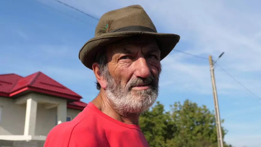 REPORTAJ. Oamenii din sate și comune se roagă la Dumnezeu să nu vină o iarnă grea: „O să stăm la lumânare, cu scumpirile astea. Ne-au dat peste cap”