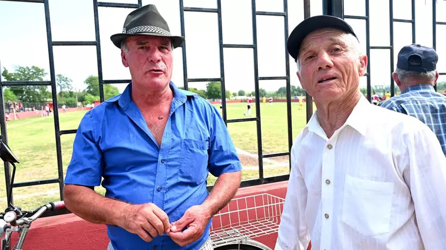 REPORTAJ. Oamenii din sate și comune se roagă la Dumnezeu să nu vină o iarnă grea: „O să stăm la lumânare, cu scumpirile astea. Ne-au dat peste cap”