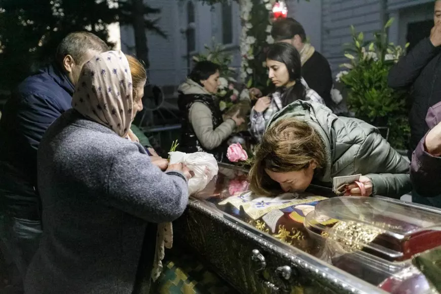 Teama de război a intrat în rugăciunile pelerinilor de la Sfânta Parascheva. „Să ne ferească Sfânta de toți cei răi!”