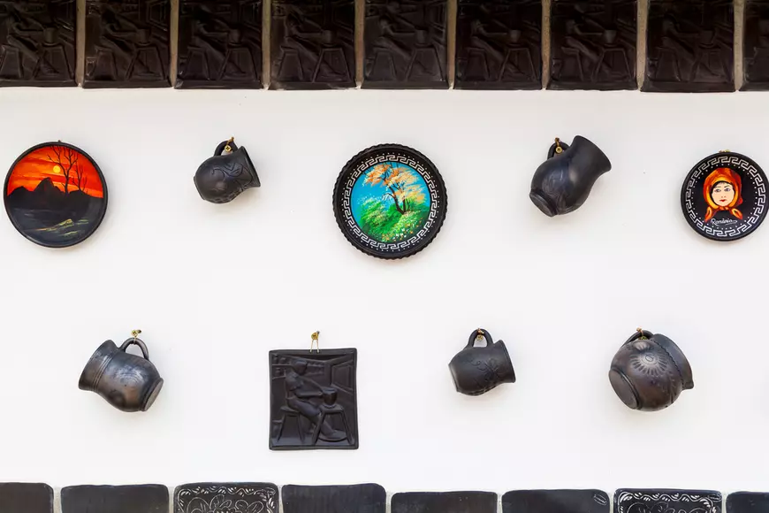 Ceramică de Marginea amplasată pe un perete