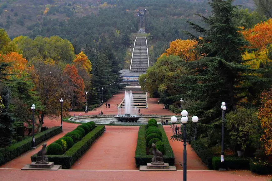 „Corupția ucide” și în Georgia. Trei copii s-au electrocutat la o fântână publică, după ce primăria capitalei a renovat-o printr-o firmă cu proprietari corupți