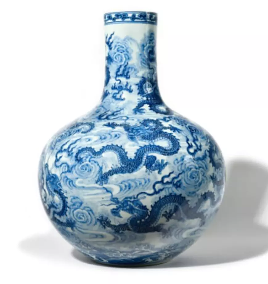 Ofertă-șoc la o casă de licitații de lângă Paris: o vază chinezească estimată la 2.000 de euro a fost vândută cu 9 milioane de euro