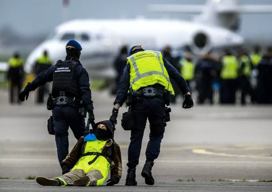 Activiștii pentru climă au blocat avioanele private de pe aeroportul Schiphol. „Vrem interzicerea zborurilor inutile”