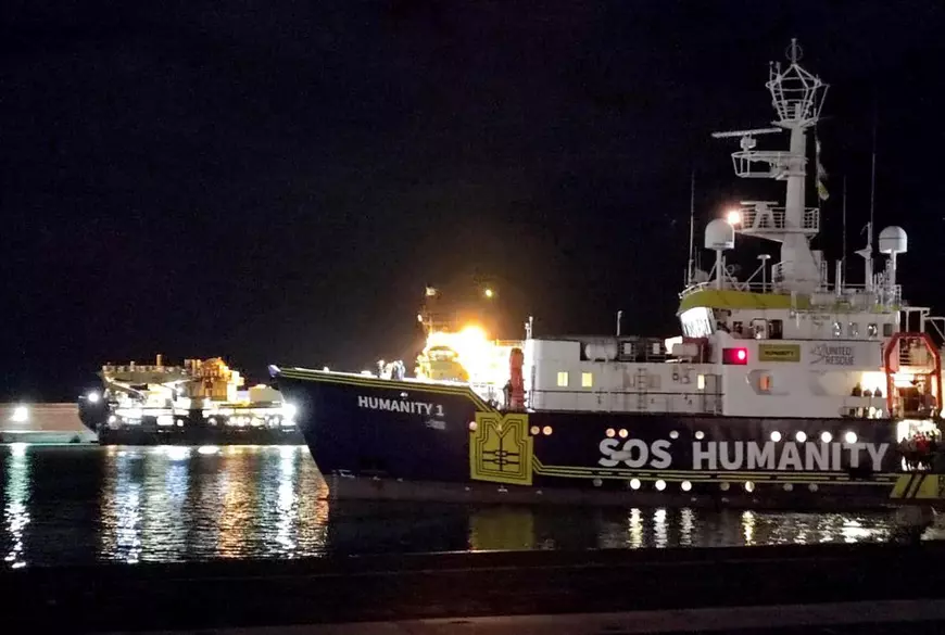 Italia a permis debarcarea doar a copiilor și a bolnavilor de pe o navă germană care a salvat migranți de pe mare