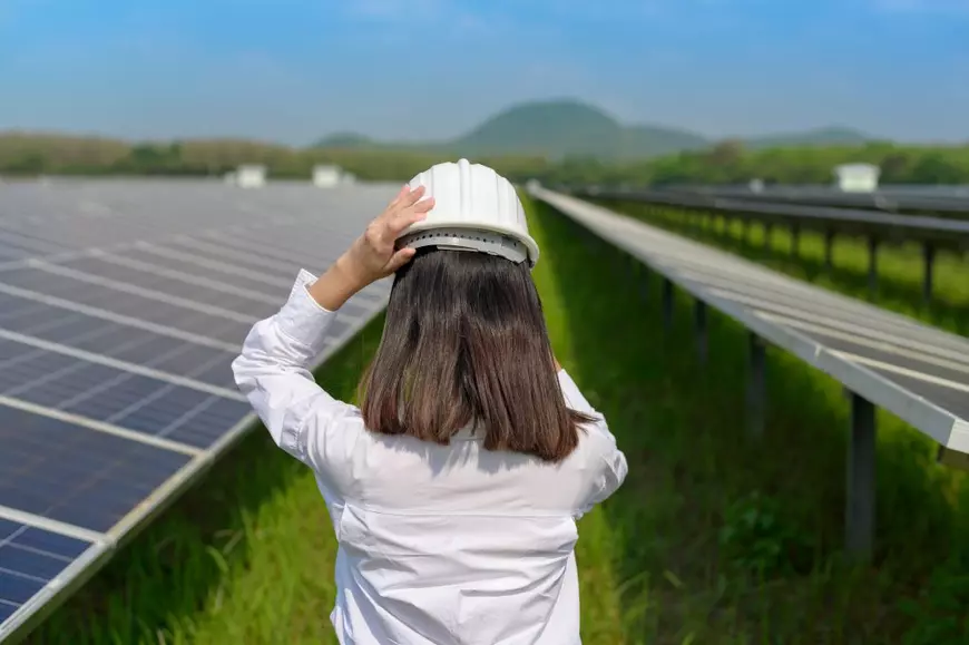 Cel mai mare parc solar din Europa, așteptat să fie construit în România, arată cât de mari sunt minciunile lui Ciucă și Zamfir legate de proiectele hidro