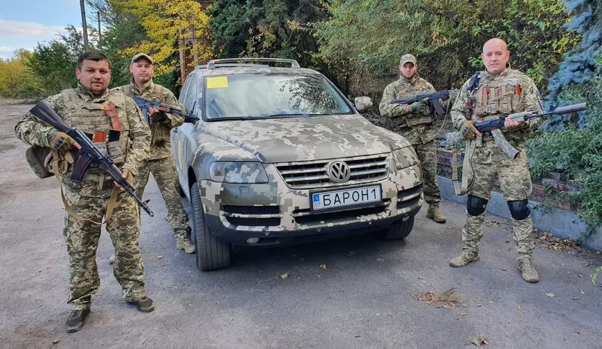 Povestea romilor din Transcarpatia care s-au înscris voluntar în armata ucraineană: „La început, camarazii și-au închis bagajele cu lacăt și și-au ascuns banii. Acum suntem ca o familie!”