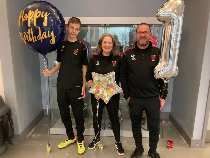 Mamă pentru 92 de copii: „Nu mă opresc aici. Simt o nevoie uriașă să-i îngrijesc!”. Britanicii i-au ridicat statuie