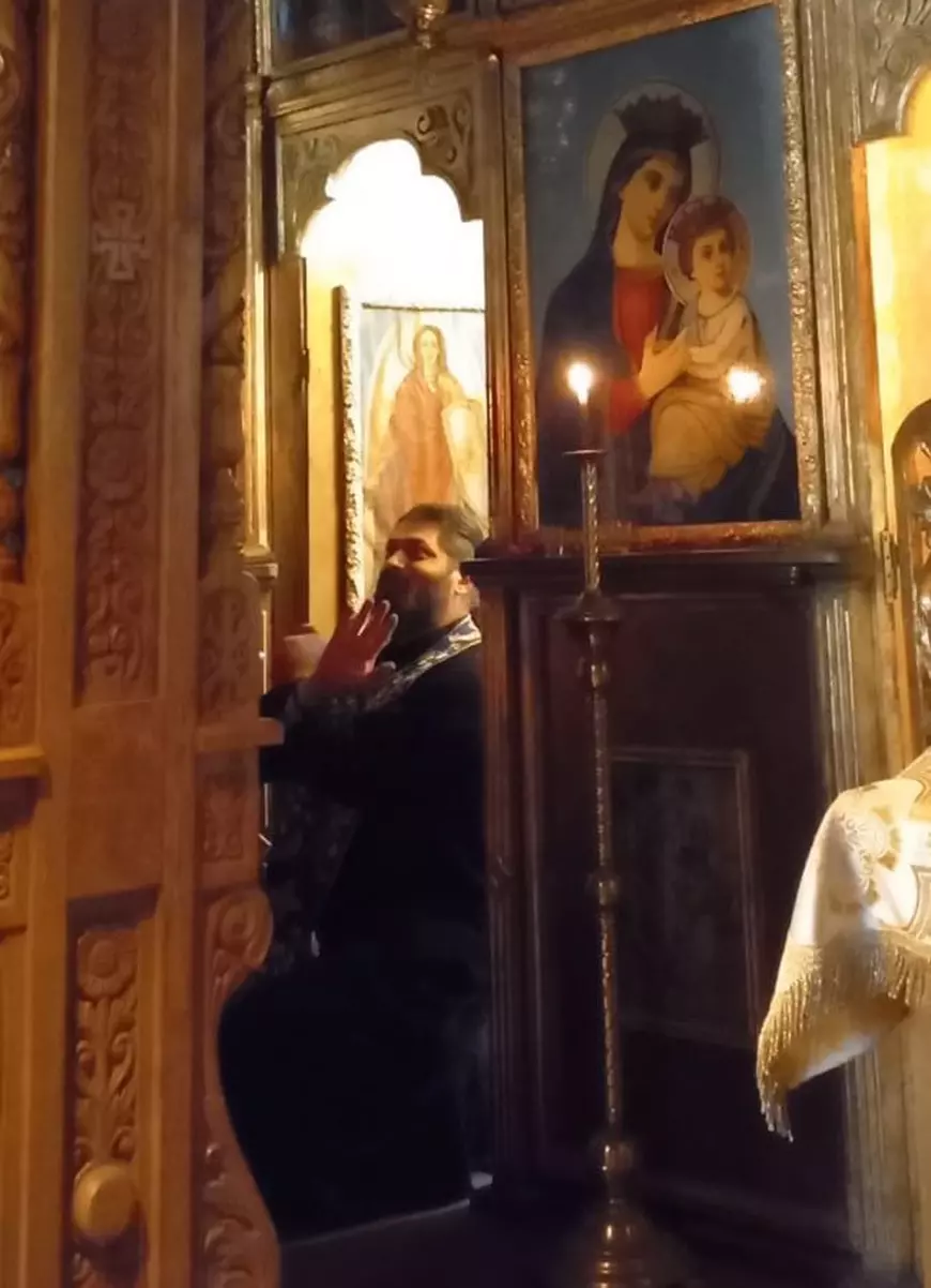 Mâna dreaptă a părintelui Calistrat, fotografiat în timp ce îmbrățișează o tânără în fața altarului. Preot: „Apropierea pare nepermis de mare”