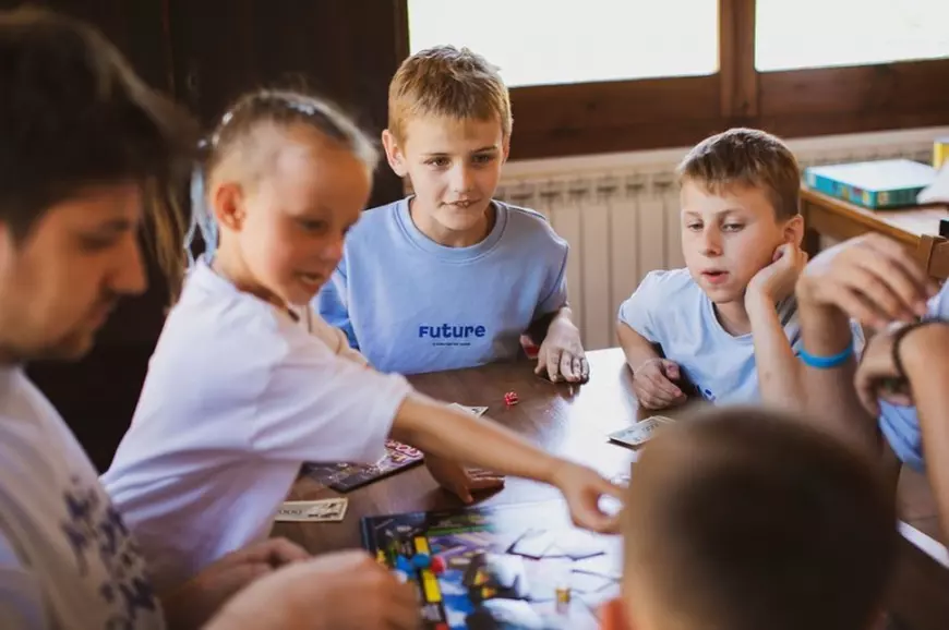 Tabăra în care sunt tratate traumele copiilor care au trăit războiul. Ideea, inspirată de imaginea unui copil lângă mormântul mamei