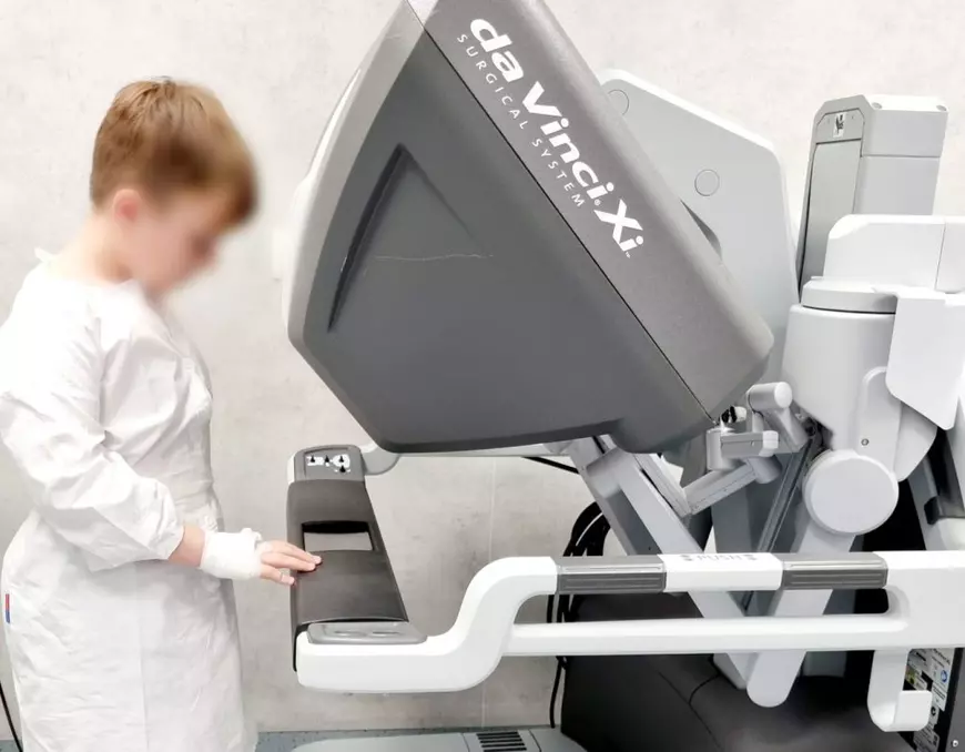 A fost operat marți de o tumoră mediastinală, iar joi s-a întors la joacă în fata blocului, după o intervenție chirurgicală cu robotul da Vinci Xi