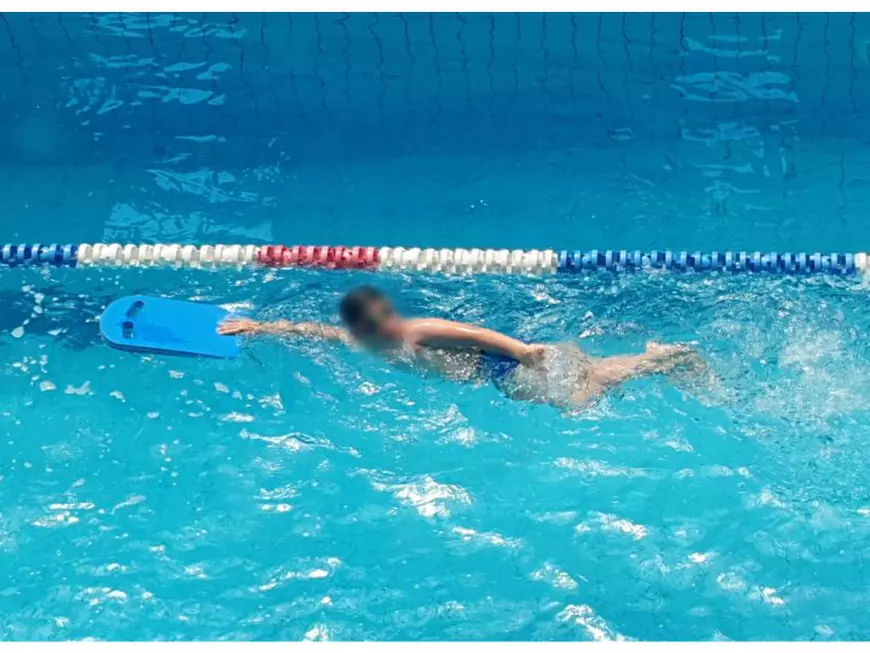 A fost operat marți de o tumoră mediastinală, iar joi s-a întors la joacă în fata blocului, după o intervenție chirurgicală cu robotul da Vinci Xi