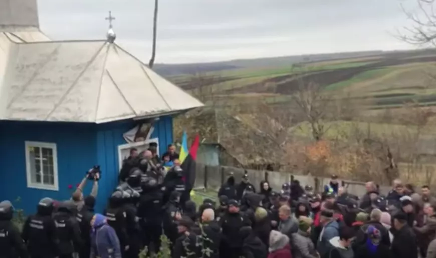 VIDEO. Scene șocante în curtea unei biserici din regiunea Cernăuți: Enoriașii s-au luat la bătaie din motive geopolitice și a fost necesară intervenția poliției