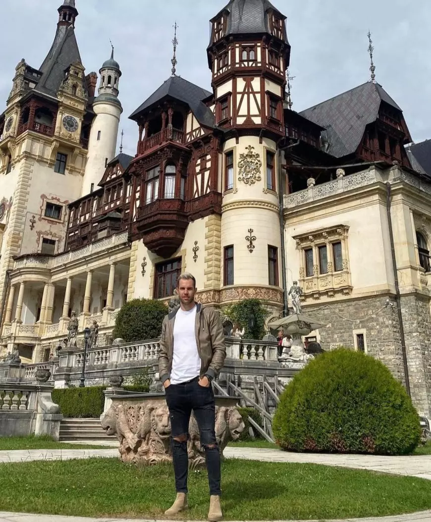INTERVIU. Mutat în România, un spaniol a avut parte de surpriza vieții atunci când a coborât în fața blocului. Selfie cu ursul. „Măcar în București nu pățesc așa ceva”