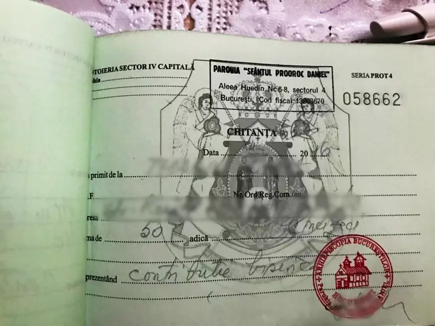 Înregistrări cu un preot din București surprins pe camerele video cum scoate bani cu umerașul din cutia milei